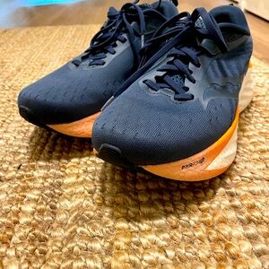 Saucony Triumph 22 Women’s Running Shoes | Navy/Orange | Excellent Condition